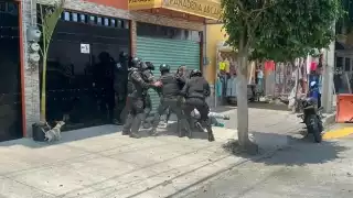 Vecinos de Azcapotzalco se enfrentan a policías