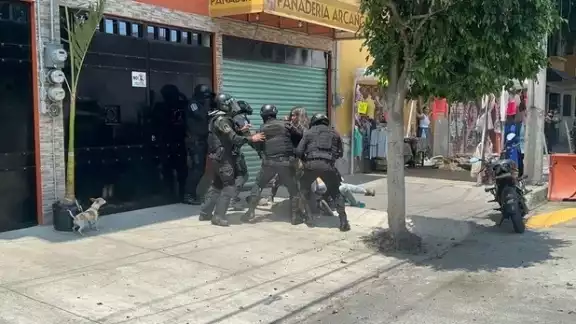 Vecinos de Azcapotzalco se enfrentan a policías Vecinos de Azcapotzalco se enfrentan a policías