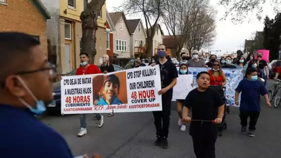 Al menos mil personas se manifestaron por el asesinato de Adam Toledo Al menos mil personas se manifestaron por el asesinato de Adam Toledo