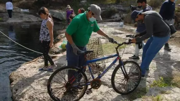 Entre escombros, basura, llantas, una escalera oxidada y una bicicleta fue lo que hallaron en el fondo del cenote de Chen Há Entre escombros, basura, llantas, una escalera oxidada y una bicicleta fue lo que hallaron en el fondo del cenote de Chen Há
