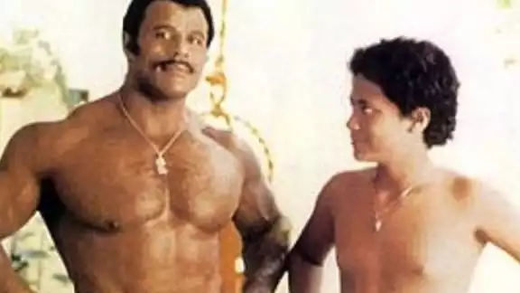 Dwayne Johnson con su padre, antes de triunfar. Foto: Especial Dwayne Johnson con su padre, antes de triunfar. Foto: Especial