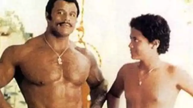 Dwayne Johnson con su padre, antes de triunfar. Foto: Especial