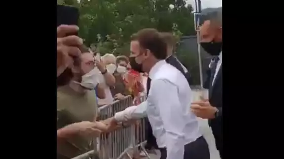 Macron se encontraba en un recorrido por Tain-l'Hermitage en Drôme Macron se encontraba en un recorrido por Tain-l'Hermitage en Drôme