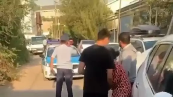 El lugar llegaron varias patrullas y vecinos, quienes escucharon las detonaciones