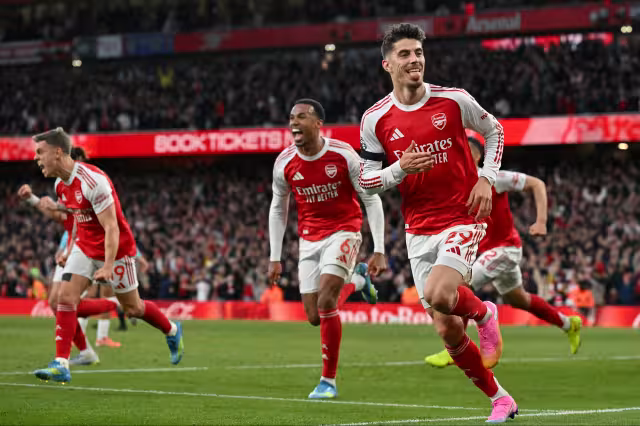 La victoria del Arsenal, combinada con el empate del Manchester City, le dan el título a los Gunners.