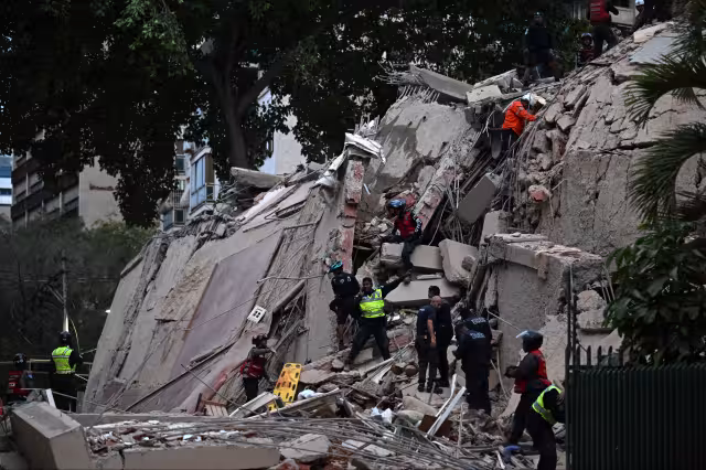Voluntarios y elementos de cuerpos de emergencia comenzaron a buscar entre los escombros.