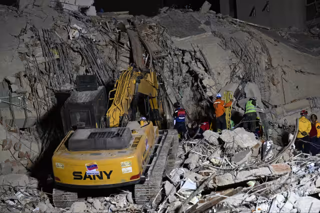 Los trabajos de rescate continúan en los edificios colapsados.