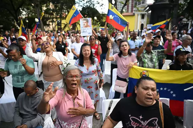 Algunos venezolanos esperan la liberación de presos políticos.