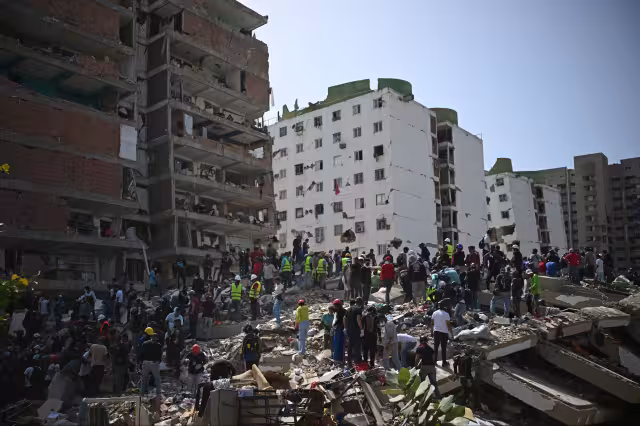Cientos de voluntarios y rescatistas siguen en busca de sobrevivientes.