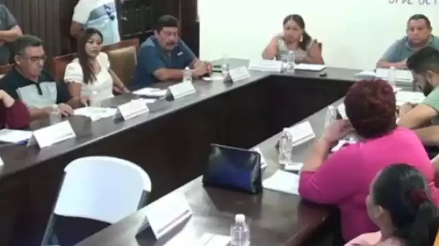 Sofía Alcocer es la mujer sentada con blusa rosa mexicano