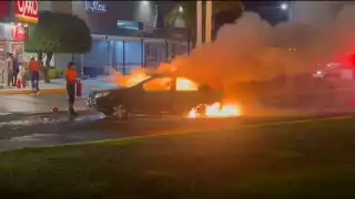 Se reportaron incendios de autos, comercios y farmacias