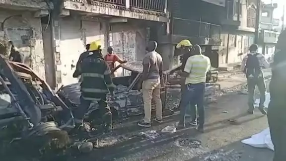 Los residentes corrieron hacia el camión, a pesar de las advertencias del conductor, para recuperar el combustible Los residentes corrieron hacia el camión, a pesar de las advertencias del conductor, para recuperar el combustible