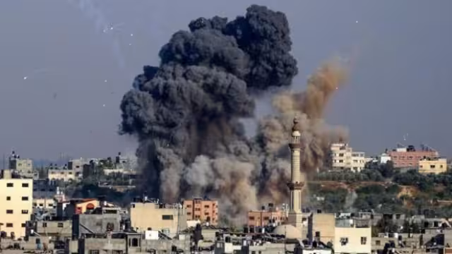 Un objetivo militar en Gaza es bombardeado por la aviación israelí.