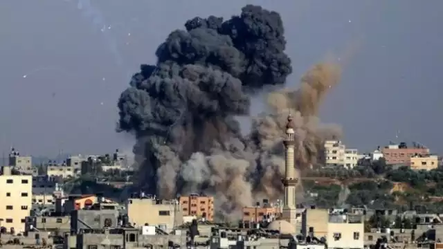 Un objetivo militar en Gaza es bombardeado por la aviación israelí.