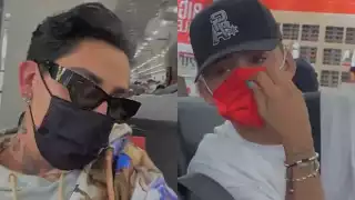 Kunno y Rod Contreras juegan a las escondidillas mientras esperan en aeropuerto de Cancún