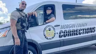 De policía a súper estrella de Facebook por su parecido con 'La Roca'