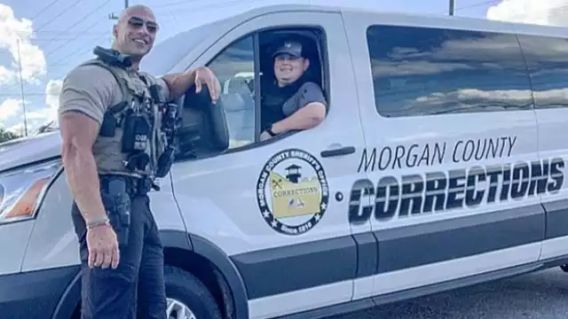 El agente tiene 37 años de edad y se toma con calma el parecido con el actor