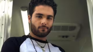 El joven se muestra trabajando como de costumbre. Foto: Especial