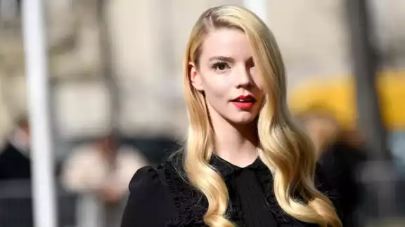 Taylor-Joy toma el mando del escenario con Lil Nas X