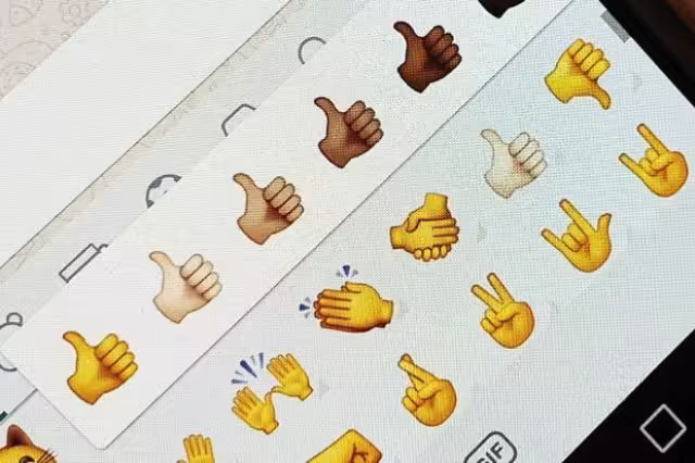 Este es el verdadero significado del emoji de mano con cuernos de WhatsApp