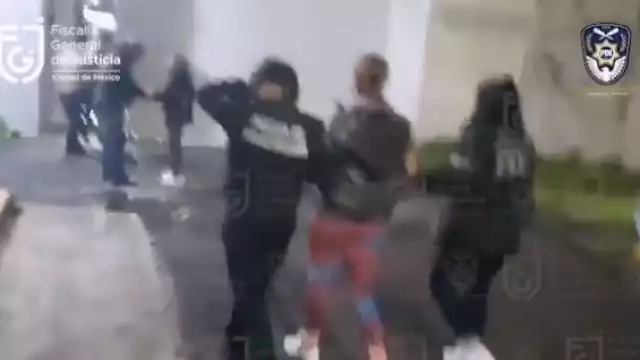 En el video se le ve a Yosstop escoltada por dos agentes que la ingresaron al reclusorio