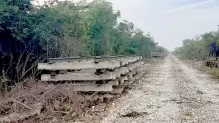 “Vamos muy a prisa porque le queremos ganar al agua, por ello traemos ocho frentes, 600 camiones y maquinaria importante", señaló
