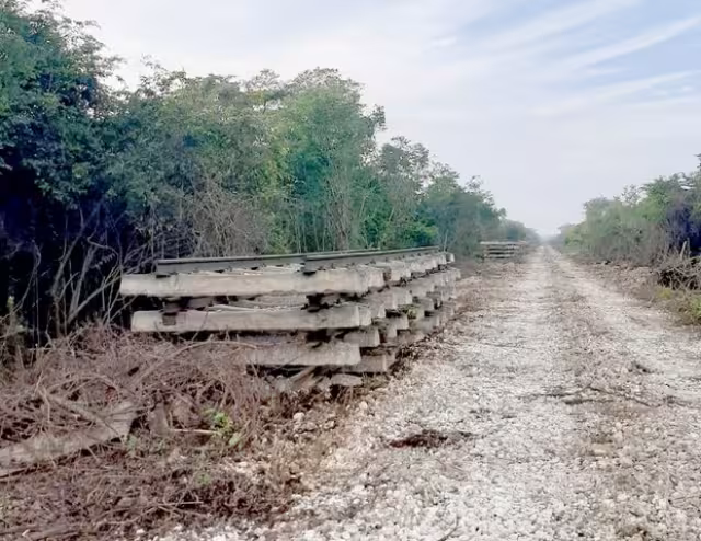 “Vamos muy a prisa porque le queremos ganar al agua, por ello traemos ocho frentes, 600 camiones y maquinaria importante", señaló