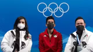 Donovan Carrillo espera su puntuación acompañado de sus entrenadores. Foto: Captura de Pantalla