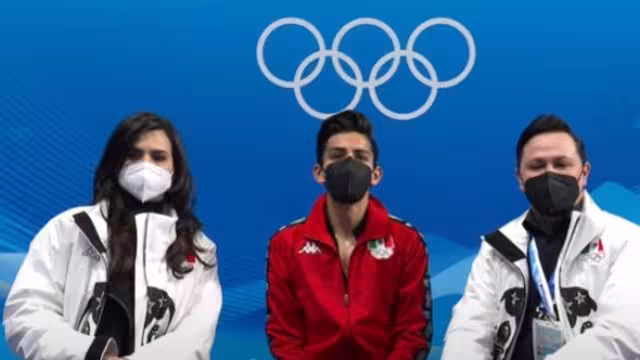 Donovan Carrillo espera su puntuación acompañado de sus entrenadores. Foto: Captura de Pantalla