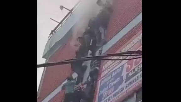 Los estudiantes se apresuraban a salir del recinto Los estudiantes se apresuraban a salir del recinto