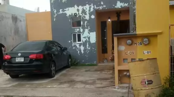 A punta de pistola uno de los delincuentes le gritó al dueño de la casa: "Dame el dinero" A punta de pistola uno de los delincuentes le gritó al dueño de la casa: "Dame el dinero"