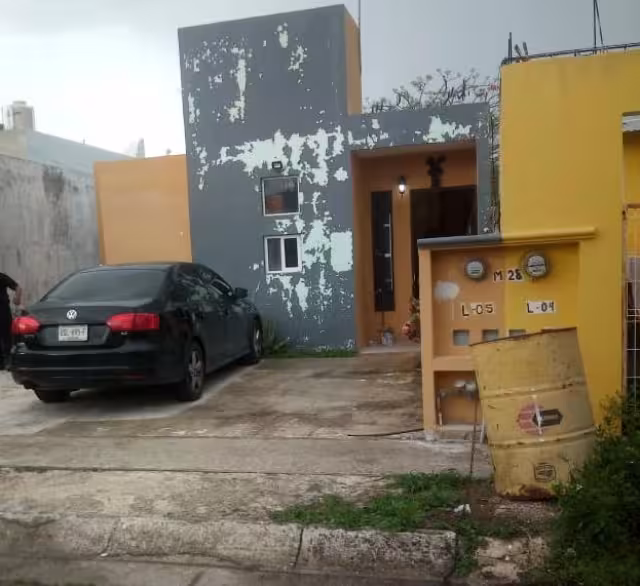 A punta de pistola uno de los delincuentes le gritó al dueño de la casa: "Dame el dinero"