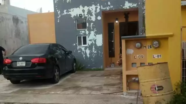 A punta de pistola uno de los delincuentes le gritó al dueño de la casa: "Dame el dinero"