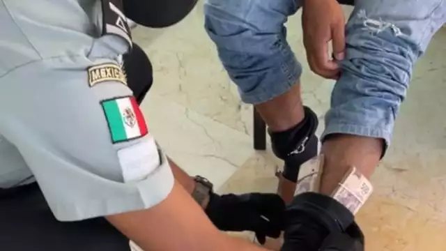 El detenido intentó ocultar los fajos de dinero bajo gruesas calcetas, pero fue detectado en lo rayos X