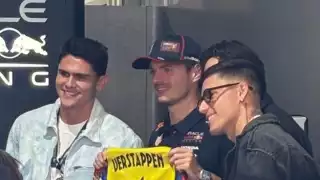 ¡Max ya azulcrema! Jugadores del América le regalan un jersey en el GP México
