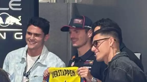 Max se pinta de azulcrema en el GP de México Max se pinta de azulcrema en el GP de México