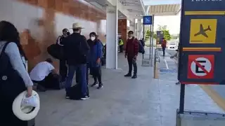 El grupo arribó al aeropuerto de Campeche con varias maletas