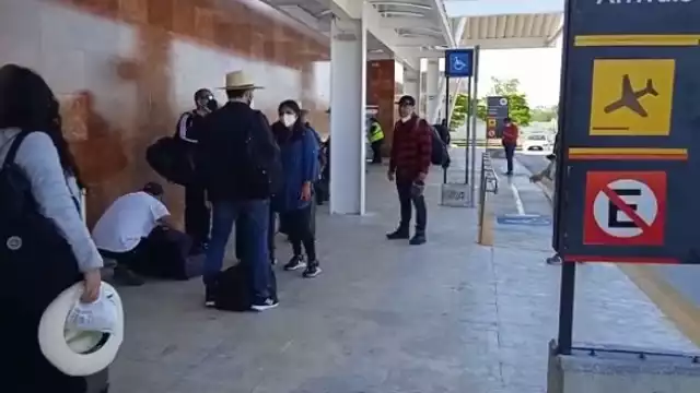 El grupo arribó al aeropuerto de Campeche con varias maletas