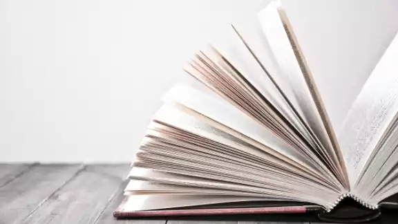 El libro como lo conocemos hoy en día a pasado por múltiples cambios a lo largo de su historia. El libro como lo conocemos hoy en día a pasado por múltiples cambios a lo largo de su historia.