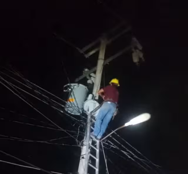Personal de obras públicas ayudó a resolver el problema.