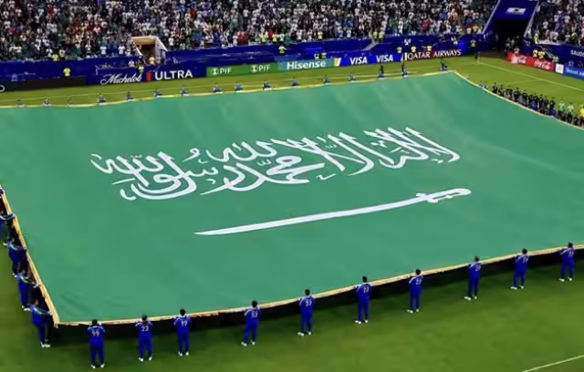 Bandera de Arabia Saudita no tocó el suelo
