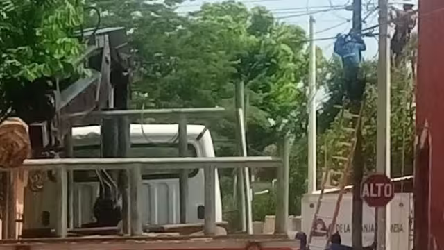 La Comisión realizo cambios de postes viejos