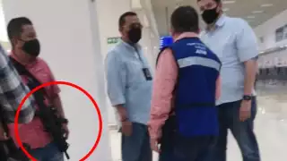 Al principio, se pensó que cumplían una orden de detención en el interior del edificio