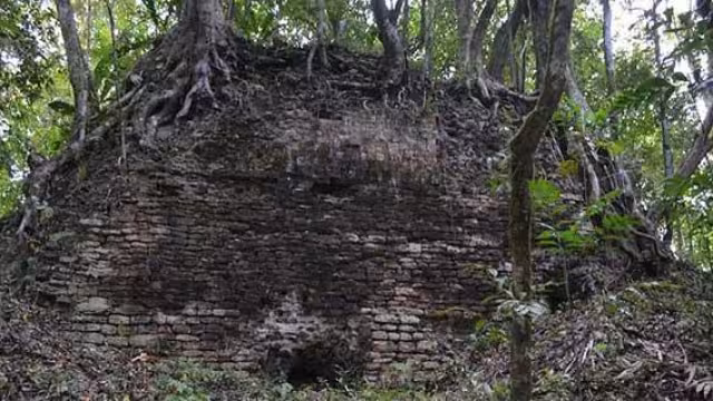Escondida en medio de la selva de Quintana Roo, esta antigua ciudad maya es un núcleo urbano que tiene una extensión aproximada de 34 hectáreas
