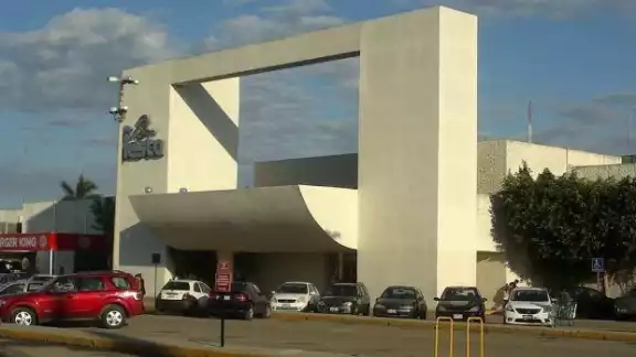 Al lugar llegaron bomberos para atender el incendio, hasta el momento se desconoce si hubo más afectaciones