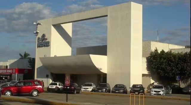 Al lugar llegaron bomberos para atender el incendio, hasta el momento se desconoce si hubo más afectaciones