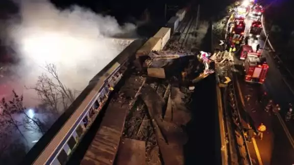 Los trenes quedaron a un costado de las vías tras el choque en Grecia