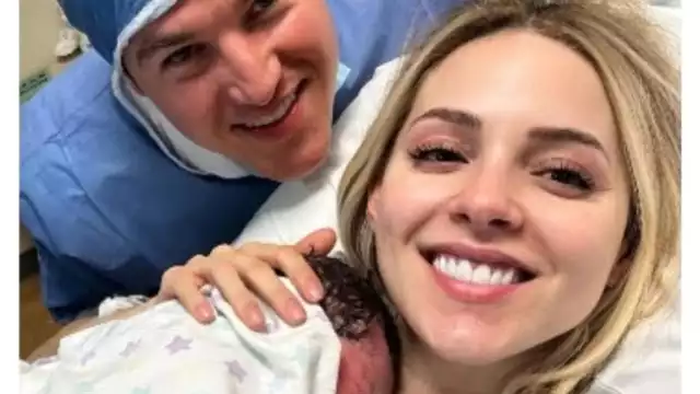 Mariana Rodríguez y Samuel García con su hija Mariel