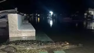 Los habitantes se las han ingeniado para desplazarse por los las vías encharcadas, aunque se les ha advertido que podrían electrocutarse con el cableado subterráneo