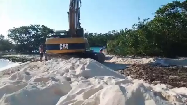 Así se veían las excavadoras dentro Puerto Aventuras en Playa del Carmen